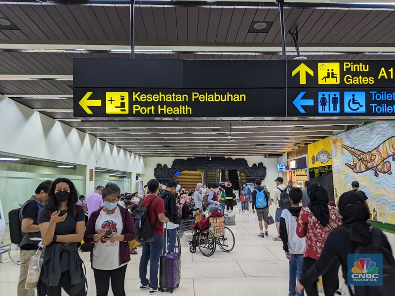 Arus mudik hari kedua Lebaran di Terminal 1 keberangkatan domestik Bandara Soekarno Hatta pukul 05.30 WIB terpantau ramai. (CNBC Indonesia/Emir)