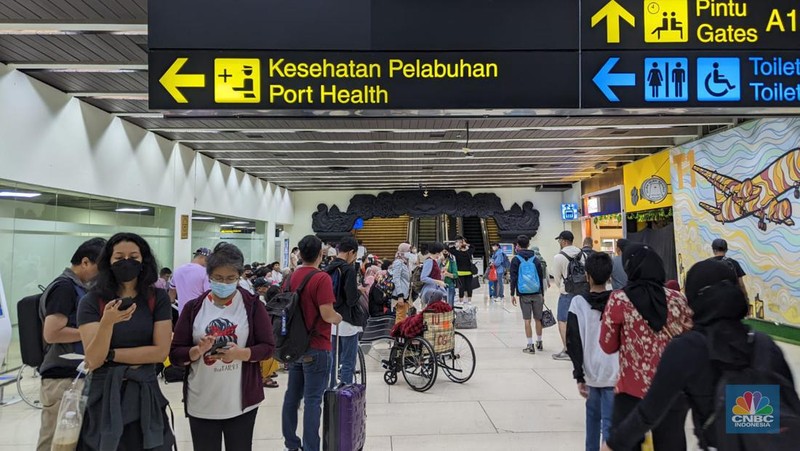 Arus mudik hari kedua Lebaran di Terminal 1 keberangkatan domestik Bandara Soekarno Hatta pukul 05.30 WIB terpantau ramai. (CNBC Indonesia/Emir)
