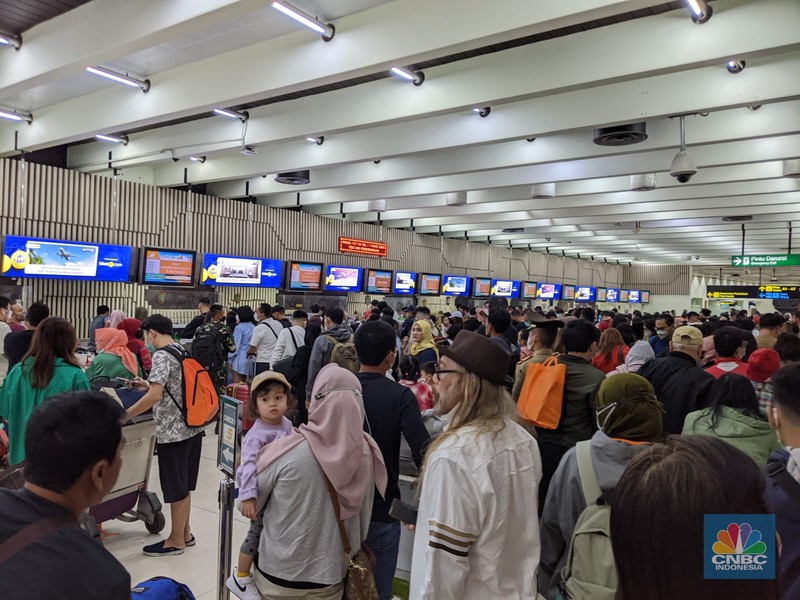 Arus mudik hari kedua Lebaran di Terminal 1 keberangkatan domestik Bandara Soekarno Hatta pukul 05.30 WIB terpantau ramai. (CNBC Indonesia/Emir)