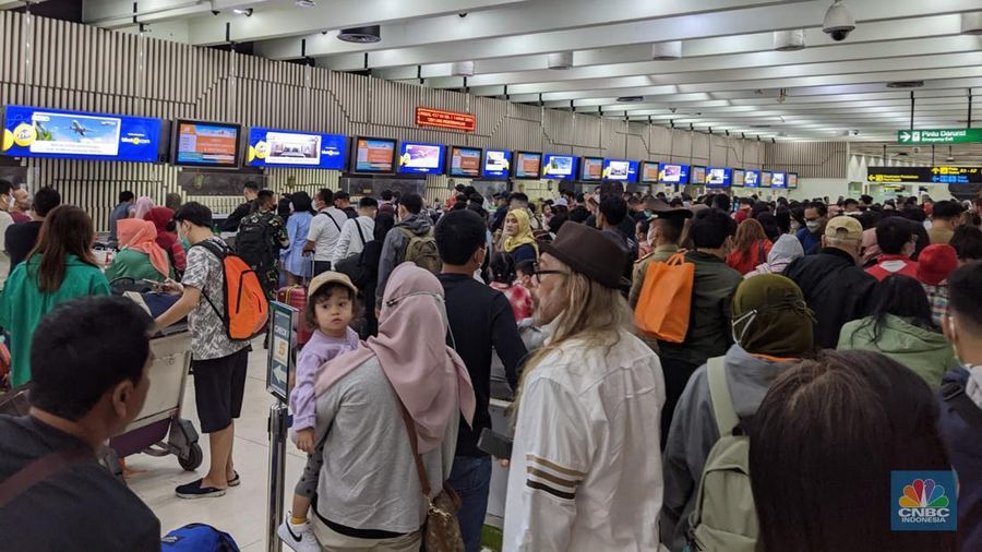 Arus mudik hari kedua Lebaran di Terminal 1 keberangkatan domestik Bandara Soekarno Hatta pukul 05.30 WIB terpantau ramai. (²©²ÊÍøÕ¾/Emir)