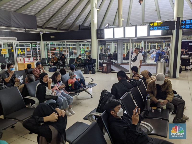 Arus mudik hari kedua Lebaran di Terminal 1 keberangkatan domestik Bandara Soekarno Hatta pukul 05.30 WIB terpantau ramai. (CNBC Indonesia/Emir)