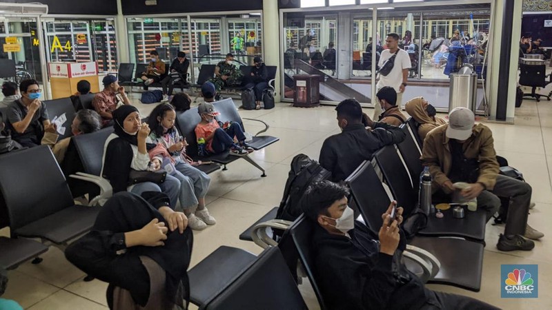 Arus mudik hari kedua Lebaran di Terminal 1 keberangkatan domestik Bandara Soekarno Hatta pukul 05.30 WIB terpantau ramai. (CNBC Indonesia/Emir)