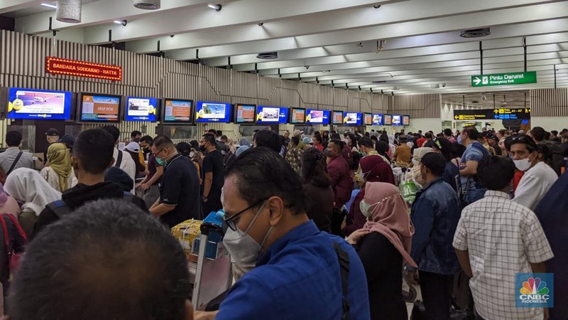 Arus mudik hari kedua Lebaran di Terminal 1 keberangkatan domestik Bandara Soekarno Hatta pukul 05.30 WIB terpantau ramai. (CNBC Indonesia/Emir)