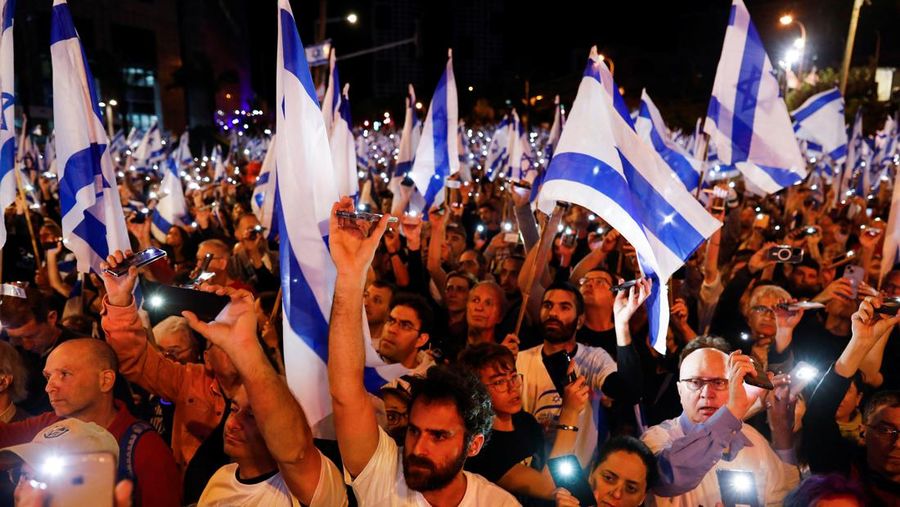 People demonstrate against Israeli Prime Minister Benjamin Netanyahu and his nationalist coalition government's judicial overhaul, in Tel Aviv, Israel April 22, 2023. REUTERS/Corinna Kern