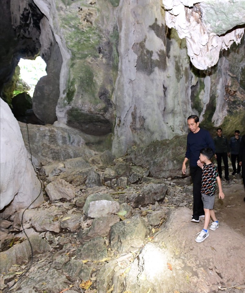 Presiden RI meninjau kesiapan Labuan Bajo menerima kehadiran para Kepala Negara/Kepala Pemerintahan dari negara-negara anggota ASEAN. (Instagram/Jokowi) Presiden RI meninjau kesiapan Labuan Bajo menerima kehadiran para Kepala Negara/Kepala Pemerintahan dari negara-negara anggota ASEAN. (Instagram/Jokowi)