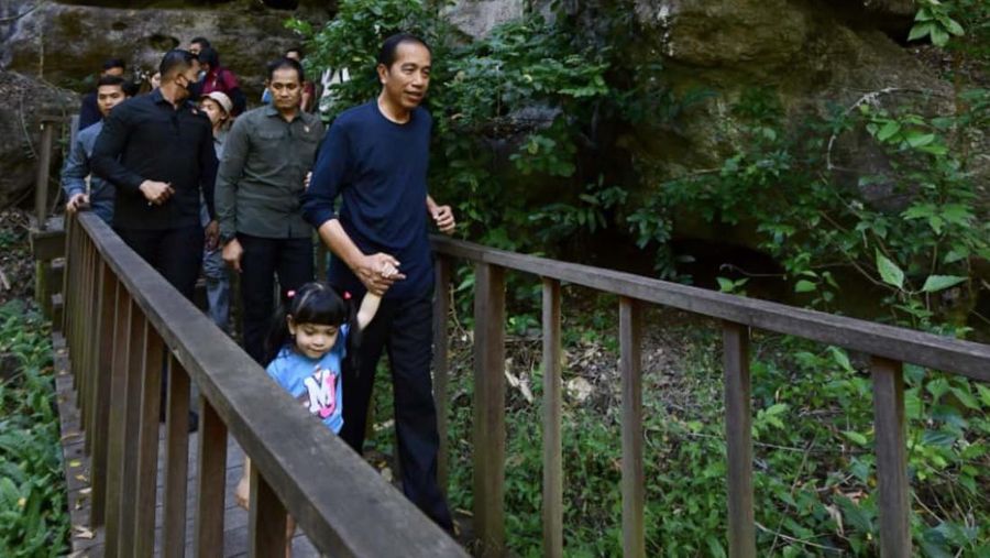Presiden RI meninjau kesiapan Labuan Bajo menerima kehadiran para Kepala Negara/Kepala Pemerintahan dari negara-negara anggota ASEAN. (Instagram/Jokowi)