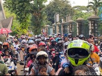 Hari Kedua Lebaran, Wisata Ragunan Membludak Diserbu Warga