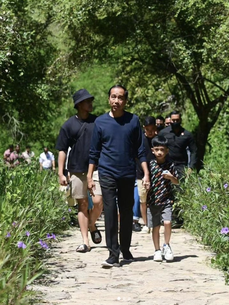 Presiden RI meninjau kesiapan Labuan Bajo menerima kehadiran para Kepala Negara/Kepala Pemerintahan dari negara-negara anggota ASEAN. (Instagram/Jokowi)