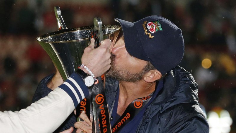 Soccer Football - National League - Wrexham v Boreham Wood - Racecourse Ground, Wrexham, Britain - April 22, 2023 Wrexham co-owners Rob McElhenney and Ryan Reynolds celebrate with the trophy on the pitch after Wrexham win the National League and promotion to League Two Action Images via Reuters/Ed Sykes EDITORIAL USE ONLY. No use with unauthorized audio, video, data, fixture lists, club/league logos or 'live' services. Online in-match use limited to 75 images, no video emulation. No use in betting, games or single club /league/player publications.  Please contact your account representative for further details.     TPX IMAGES OF THE DAY