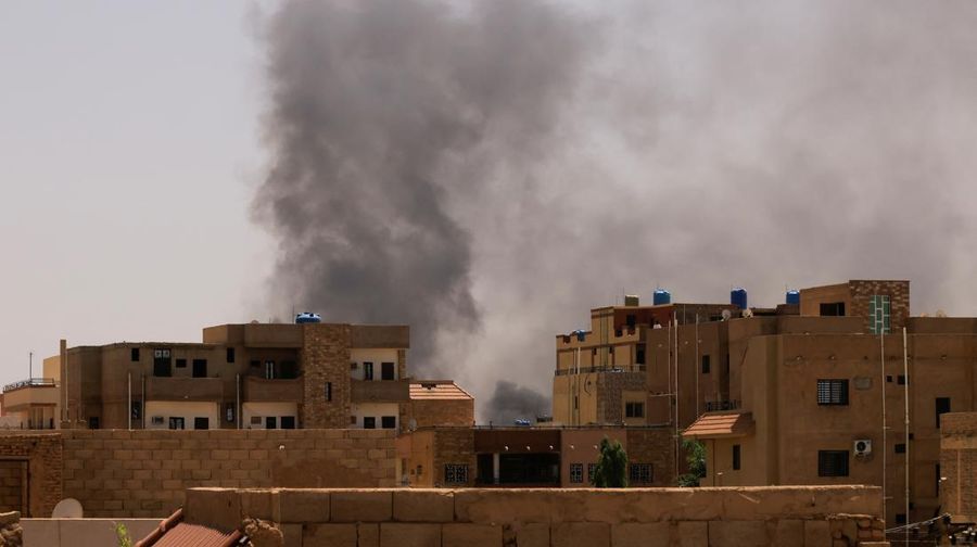 Smoke is seen rise from buildings during clashes between the paramilitary Rapid Support Forces and the army in Khartoum North, Sudan. April 22, 2023. REUTERS/ Mohamed Nureldin Abdallah