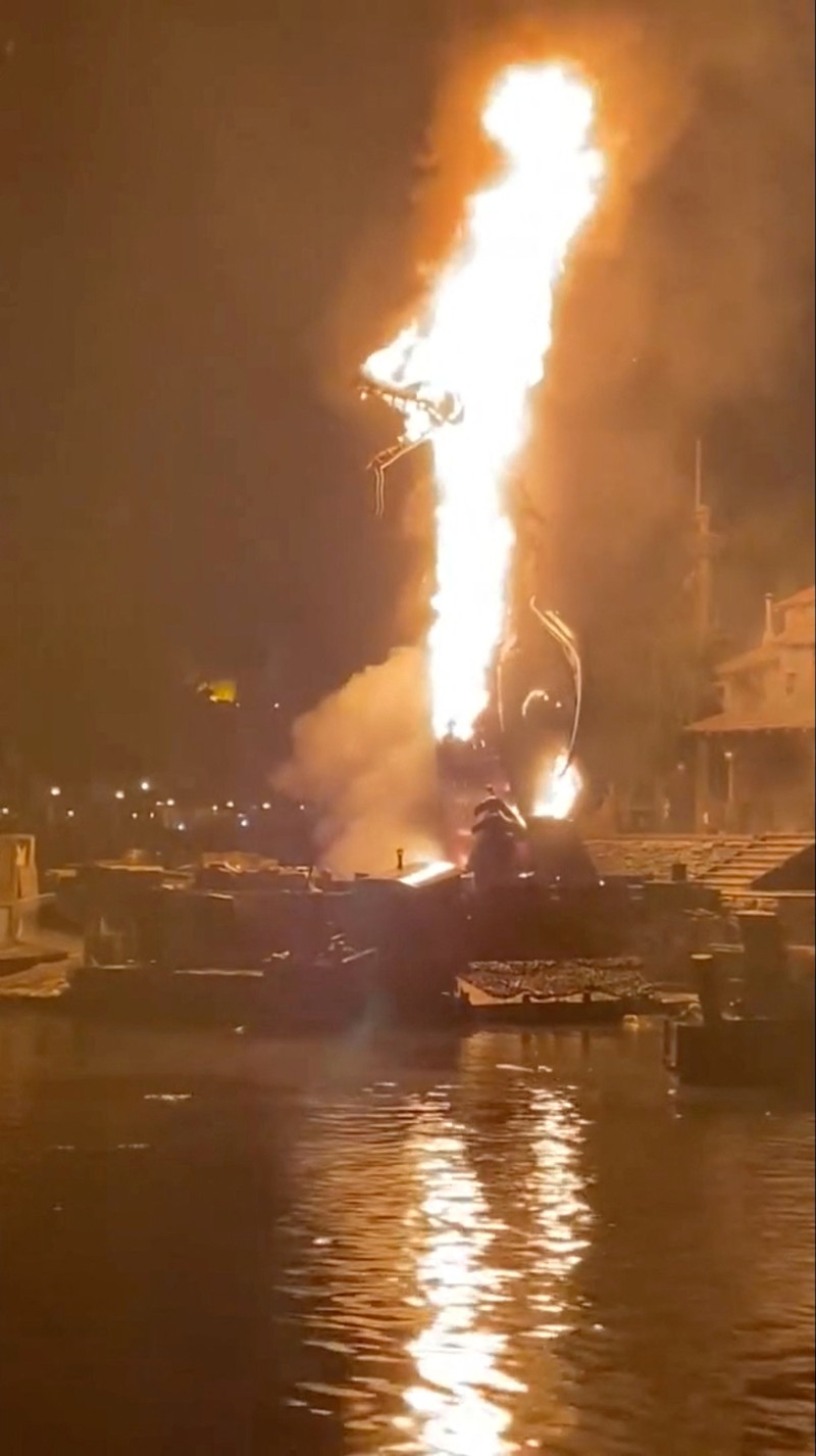 Wahana Dragon Attraction yang disukai banyak orang di Disneyland Annaheim terbakar. Kejadian itu berlangsung selama pertunjukan Fantasmic. Wahana Dragon Attraction yang disukai banyak orang di Disneyland Annaheim terbakar. Kejadian itu berlangsung selama pertunjukan Fantasmic. (Tangkapan Layar Video Reuters)