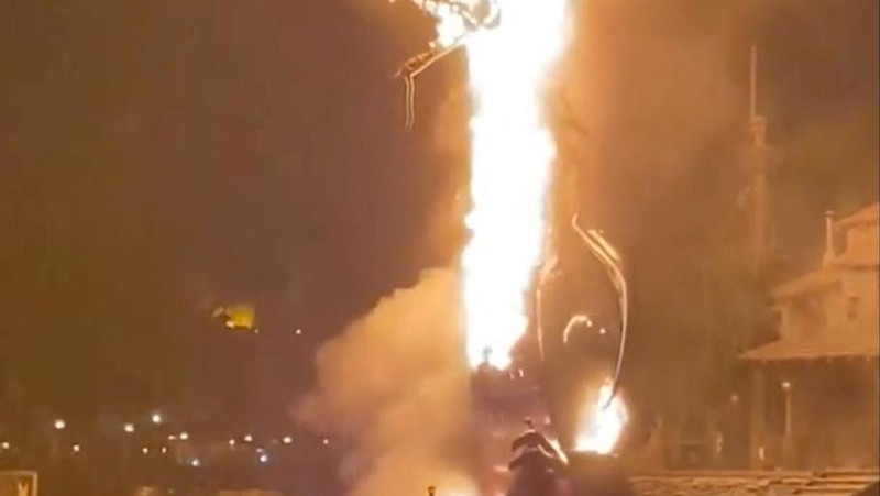 Wahana Dragon Attraction yang disukai banyak orang di Disneyland Annaheim terbakar. Kejadian itu berlangsung selama pertunjukan Fantasmic. (Tangkapan Layar Video Reuters)