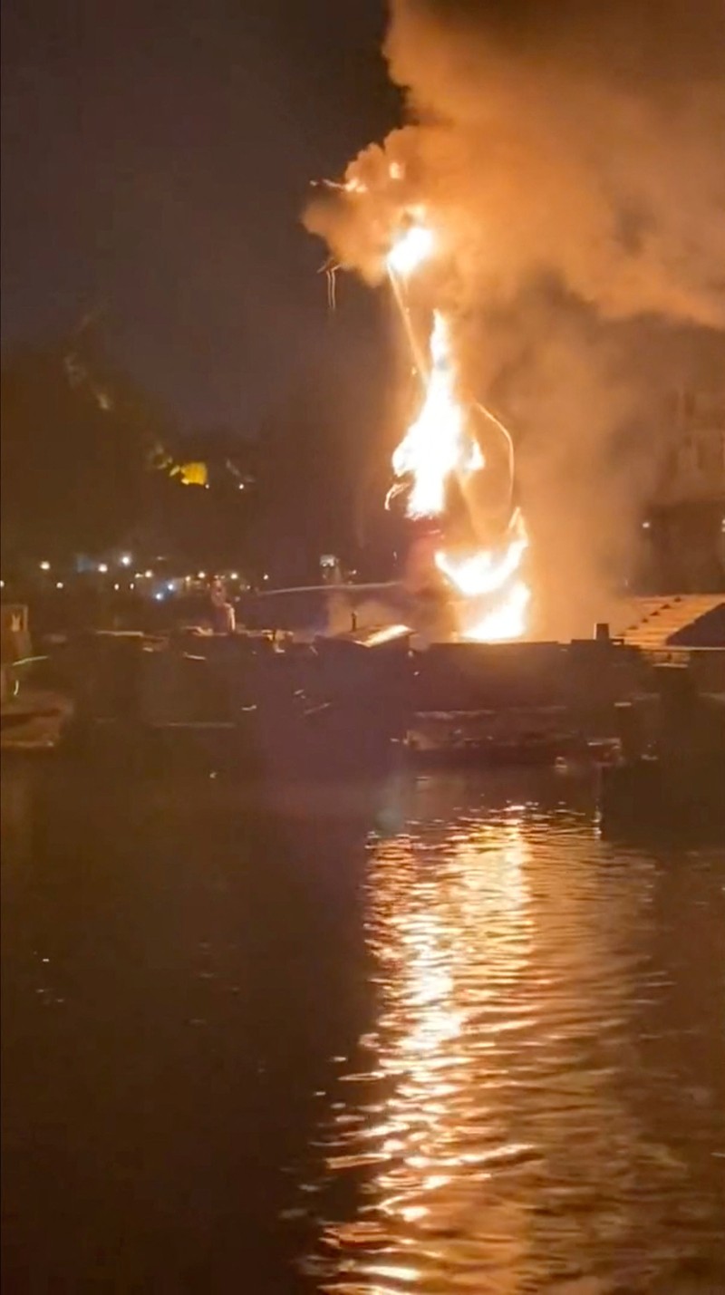 Wahana Dragon Attraction yang disukai banyak orang di Disneyland Annaheim terbakar. Kejadian itu berlangsung selama pertunjukan Fantasmic. Wahana Dragon Attraction yang disukai banyak orang di Disneyland Annaheim terbakar. Kejadian itu berlangsung selama pertunjukan Fantasmic. (Tangkapan Layar Video Reuters)
