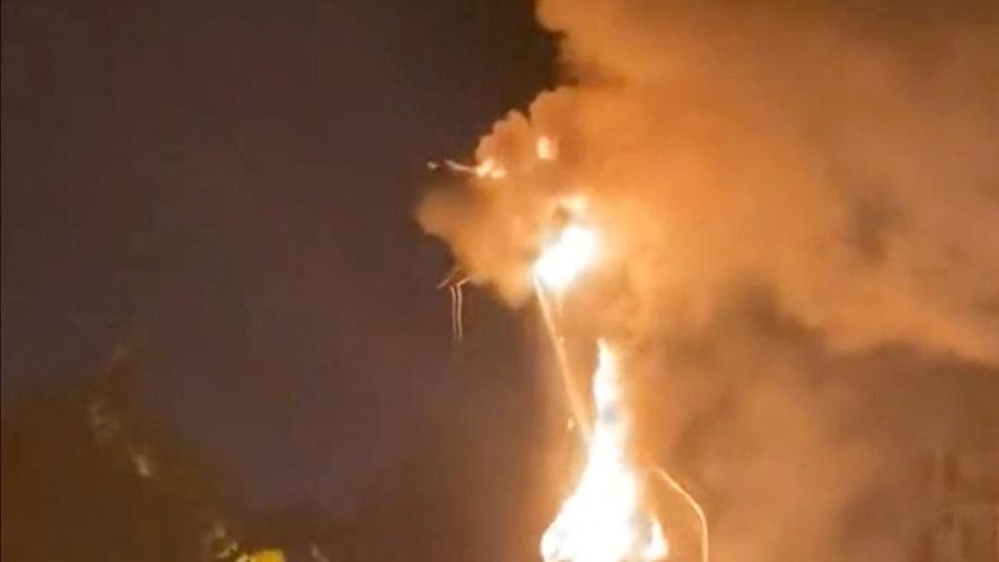 Wahana Dragon Attraction yang disukai banyak orang di Disneyland Annaheim terbakar. Kejadian itu berlangsung selama pertunjukan Fantasmic. (Tangkapan Layar Video Reuters)