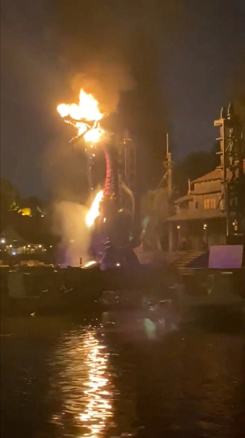 Wahana Dragon Attraction yang disukai banyak orang di Disneyland Annaheim terbakar. Kejadian itu berlangsung selama pertunjukan Fantasmic. Wahana Dragon Attraction yang disukai banyak orang di Disneyland Annaheim terbakar. Kejadian itu berlangsung selama pertunjukan Fantasmic. (Tangkapan Layar Video Reuters)