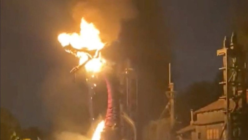 Wahana Dragon Attraction yang disukai banyak orang di Disneyland Annaheim terbakar. Kejadian itu berlangsung selama pertunjukan Fantasmic. (Tangkapan Layar Video Reuters)