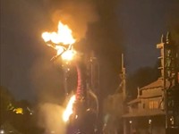 Potret Detik-Detik Wahana Naga Disneyland di AS Terbakar