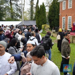 Suasana Warga RI Serbu Rendang Rayakan Lebaran di London