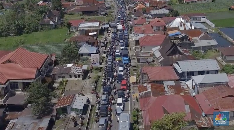 Jalan Raya padang bukit tinggi macet parah. (CNBC Indonesia/Budi Kurniawan) Jalan Raya padang bukit tinggi macet parah. (CNBC Indonesia/Budi Kurniawan)
