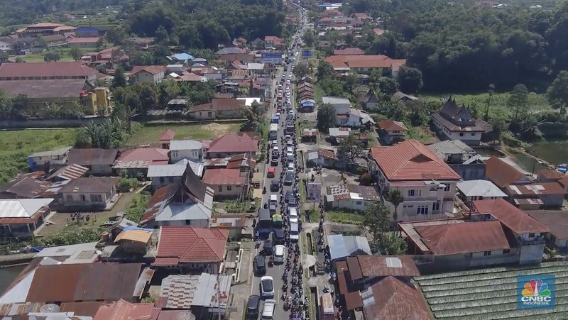 Jalan Raya padang bukit tinggi macet parah. (CNBC Indonesia/Budi Kurniawan) Jalan Raya padang bukit tinggi macet parah. (CNBC Indonesia/Budi Kurniawan)