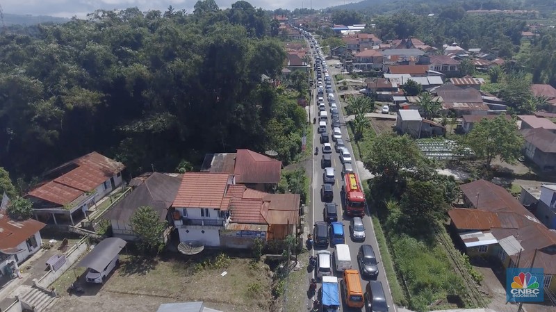 Jalan Raya padang bukit tinggi macet parah. (CNBC Indonesia/Budi Kurniawan) Jalan Raya padang bukit tinggi macet parah. (CNBC Indonesia/Budi Kurniawan)