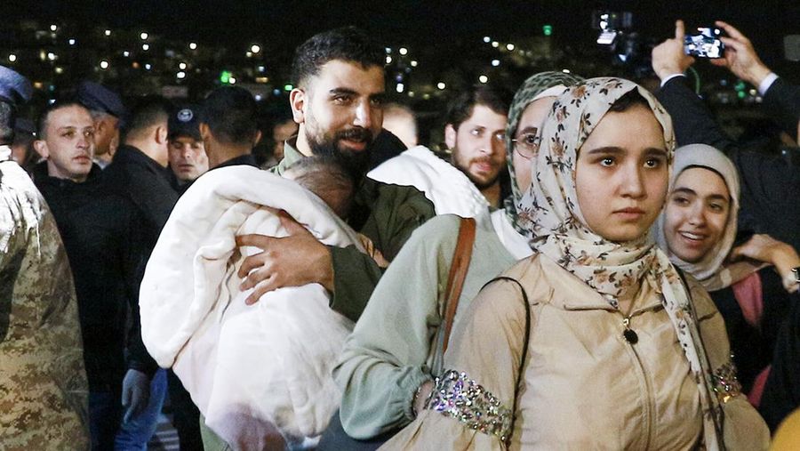 Orang-orang yang dievakuasi dari Sudan tiba di bandara militer di Amman pada 24 April 2023. - Negara-negara asing bergegas mengevakuasi warga negaranya dari Sudan saat pertempuran mematikan berkecamuk di minggu kedua antara pasukan yang setia kepada dua jenderal yang bersaing. (KHALIL MAZRAAWI/AFP via Getty Images)