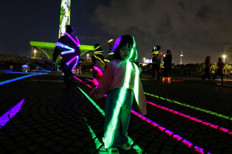 Pengunjung menyaksikan tayangan video mapping di kawasan Monas Jakarta Indonesia pada 23 April 2023. Pengunjung menyaksikan tayangan video mapping di kawasan Monas Jakarta Indonesia pada 23 April 2023. Bertepatan dengan libur Idul Fitri, Pemprov DKI Jakarta menggelar Pekan Kegiatan Monas 2023 yang ditandai dengan tayangan video mapping. (Eko Siswono Toyudho/Anadolu Agency via Getty Images)