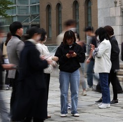 Warga Korea Mirip Zombie, Tatap HP Dapat Duit dari Aplikasi