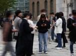 Warga Korea Mirip Zombie, Tatap HP Dapat Duit dari Aplikasi