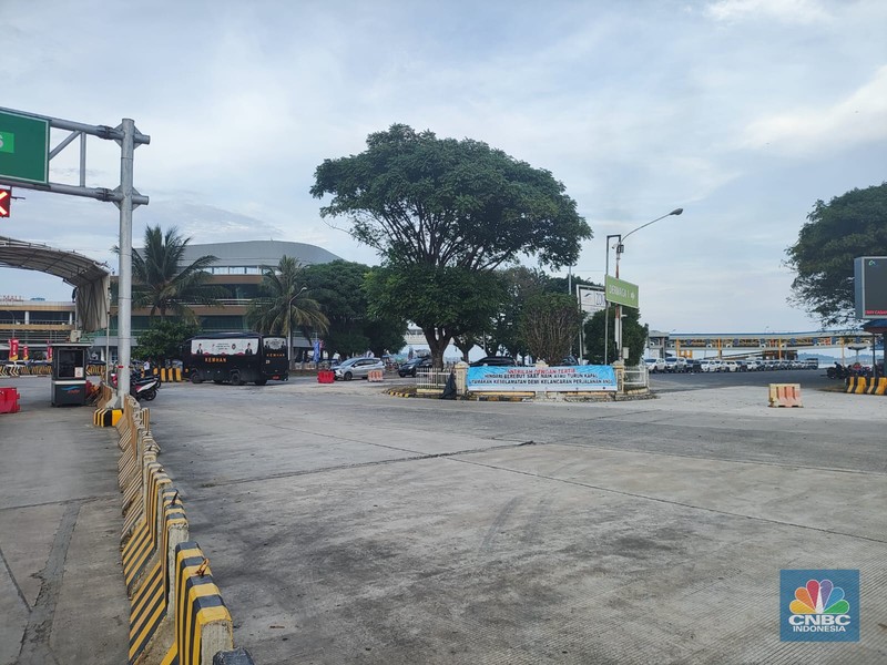 Suasana terkini arus balik di Pelabuhan Bakauheni, Provinsi Lampung, Senin (24/4/2023). Suasana terkini arus balik di Pelabuhan Bakauheni, Provinsi Lampung, Senin (24/4/2023). (CNBC Indonesia/Sefti Oktarianisa)