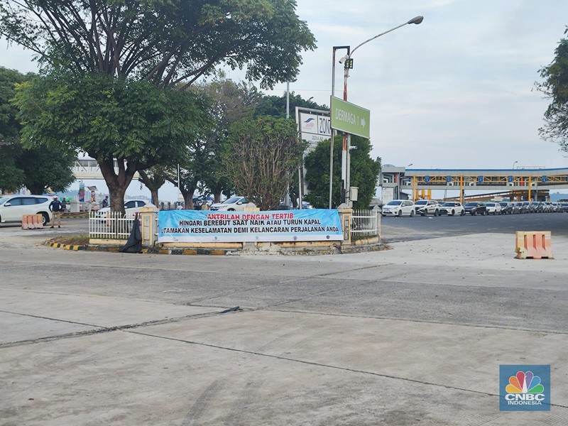 Suasana terkini arus balik di Pelabuhan Bakauheni, Provinsi Lampung, Senin (24/4/2023). (CNBC Indonesia/Sefti Oktarianisa)