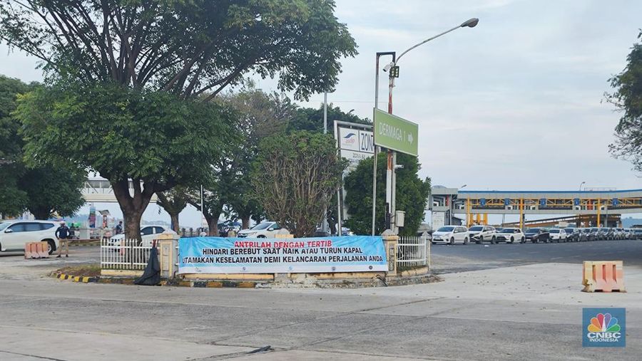 Suasana terkini arus balik di Pelabuhan Bakauheni, Provinsi Lampung, Senin (24/4/2023). (CNBC Indonesia/Sefti Oktarianisa)