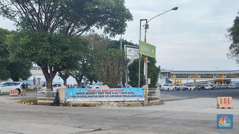 Suasana terkini arus balik di Pelabuhan Bakauheni, Provinsi Lampung, Senin (24/4/2023). (CNBC Indonesia/Sefti Oktarianisa)
