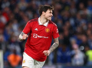 MU Lepas Varane, Pertahankan Lindelof?