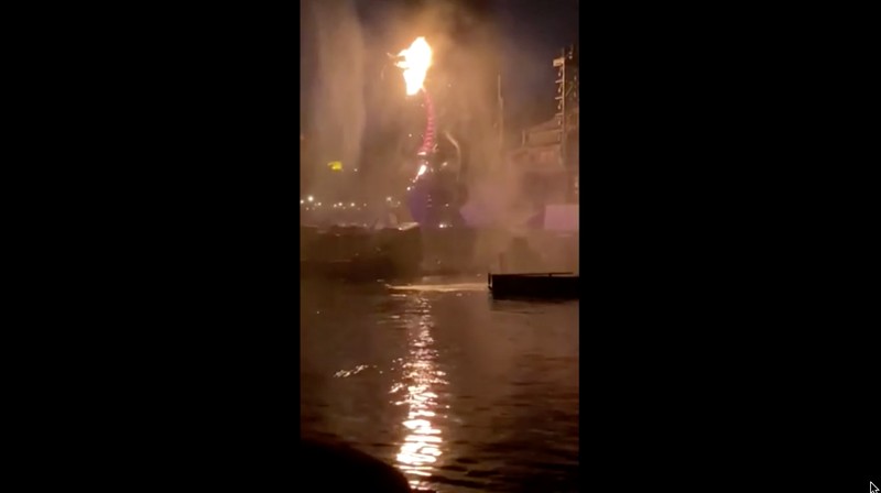 Wahana Dragon Attraction yang disukai banyak orang di Disneyland Annaheim terbakar. Kejadian itu berlangsung selama pertunjukan Fantasmic. (Tangkapan Layar Video Reuters)