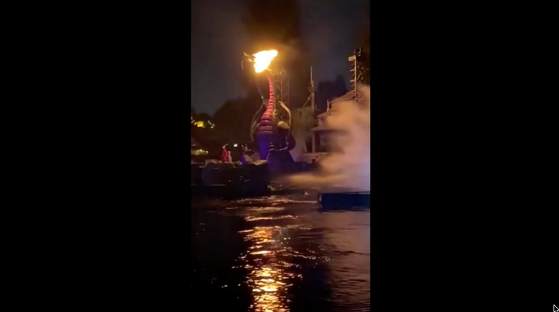 Wahana Dragon Attraction yang disukai banyak orang di Disneyland Annaheim terbakar. Kejadian itu berlangsung selama pertunjukan Fantasmic. (Tangkapan Layar Video Reuters)