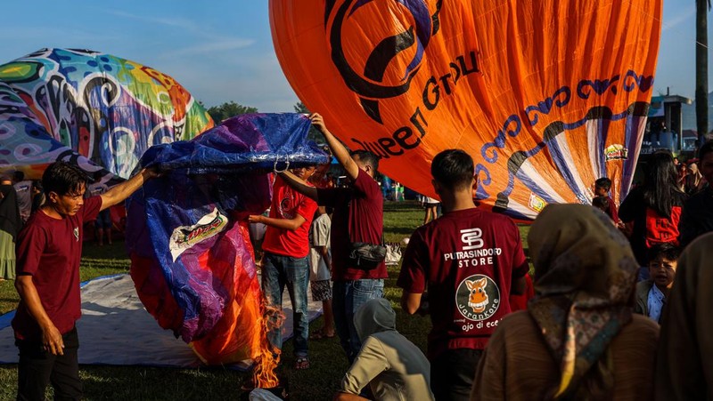 WONOSOBO, INDONESIA - APRIL 23: Hot air balloons fly over the sky during a balloon festival on the Eid al-Fitr holiday at Ronggolawe Stadion on April 23, 2023, in Wonosobo, Central Java, Indonesia. Javanese people fly giant hot air balloons during Eid, which has long been a tradition of the Wonosobo regency. (Photo by Garry Lotulung/Anadolu Agency via Getty Images)