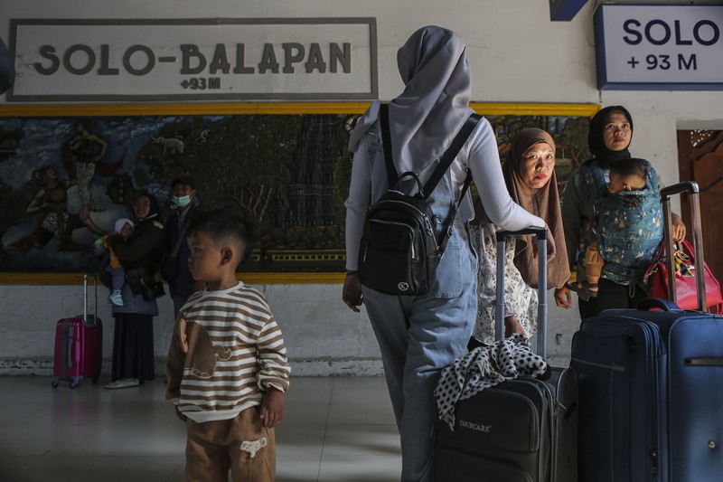 SOLO, INDONESIA - APRIL 24 : People are seen at Balapan Train Station after the Muslim Eid al-Fitr holiday in Solo, Central Java, Indonesia on 24, 2023. Millions of people back to big cities from their hometown after celebrate Eid-al-Fitr with families and marking the end of the holy month of Ramadan. (Photo by Agoes Rudianto/Anadolu Agency via Getty Images)