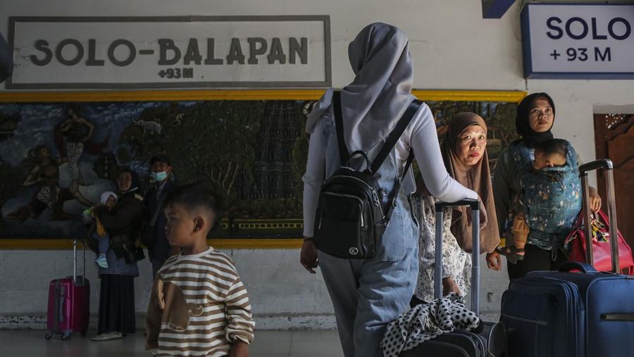 SOLO, INDONESIA - APRIL 24 : People are seen at Balapan Train Station after the Muslim Eid al-Fitr holiday in Solo, Central Java, Indonesia on 24, 2023. Millions of people back to big cities from their hometown after celebrate Eid-al-Fitr with families and marking the end of the holy month of Ramadan. (Photo by Agoes Rudianto/Anadolu Agency via Getty Images)