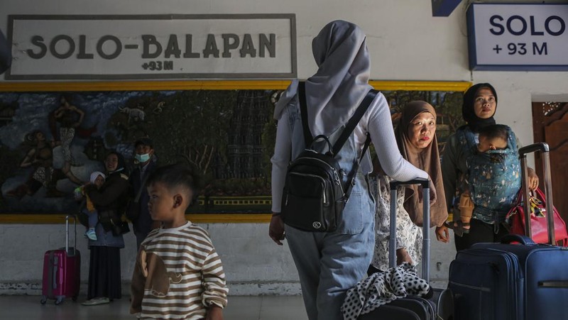 SOLO, INDONESIA - APRIL 24 : People are seen at Balapan Train Station after the Muslim Eid al-Fitr holiday in Solo, Central Java, Indonesia on 24, 2023. Millions of people back to big cities from their hometown after celebrate Eid-al-Fitr with families and marking the end of the holy month of Ramadan. (Photo by Agoes Rudianto/Anadolu Agency via Getty Images)