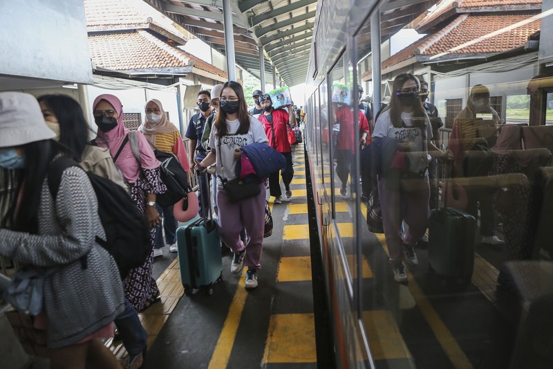 SOLO, INDONESIA - APRIL 24 : People are seen at Balapan Train Station after the Muslim Eid al-Fitr holiday in Solo, Central Java, Indonesia on 24, 2023. Millions of people back to big cities from their hometown after celebrate Eid-al-Fitr with families and marking the end of the holy month of Ramadan. (Photo by Agoes Rudianto/Anadolu Agency via Getty Images)
