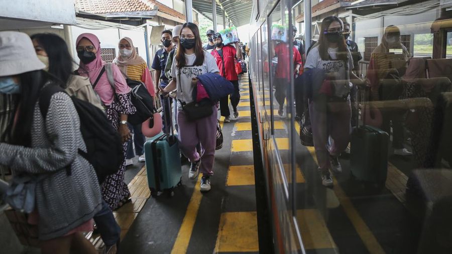SOLO, INDONESIA - APRIL 24 : People are seen at Balapan Train Station after the Muslim Eid al-Fitr holiday in Solo, Central Java, Indonesia on 24, 2023. Millions of people back to big cities from their hometown after celebrate Eid-al-Fitr with families and marking the end of the holy month of Ramadan. (Photo by Agoes Rudianto/Anadolu Agency via Getty Images)