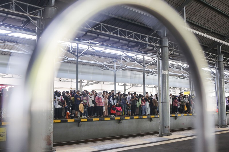 Arus Balik Stasiun Balapan Solo SOLO, INDONESIA - APRIL 24 : People are seen at Balapan Train Station after the Muslim Eid al-Fitr holiday in Solo, Central Java, Indonesia on 24, 2023. Millions of people back to big cities from their hometown after celebrate Eid-al-Fitr with families and marking the end of the holy month of Ramadan. (Photo by Agoes Rudianto/Anadolu Agency via Getty Images)