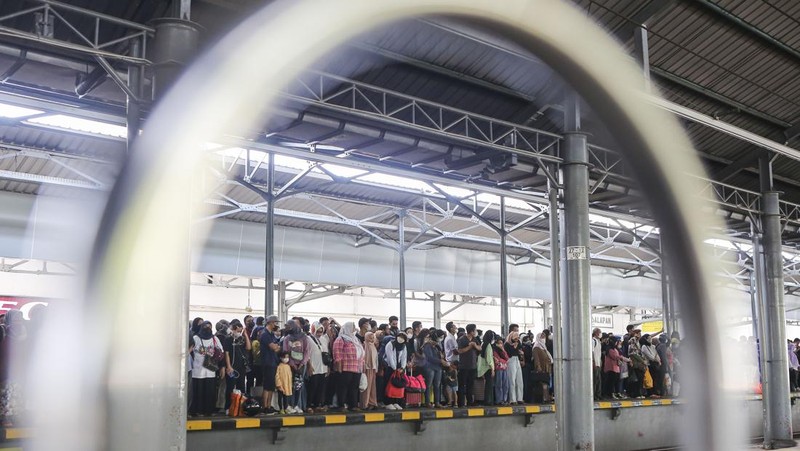 SOLO, INDONESIA - APRIL 24 : People are seen at Balapan Train Station after the Muslim Eid al-Fitr holiday in Solo, Central Java, Indonesia on 24, 2023. Millions of people back to big cities from their hometown after celebrate Eid-al-Fitr with families and marking the end of the holy month of Ramadan. (Photo by Agoes Rudianto/Anadolu Agency via Getty Images)