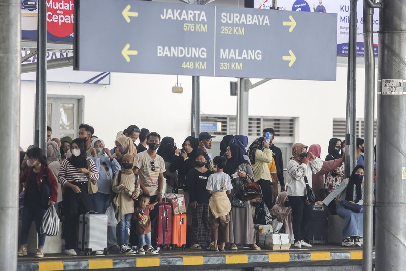 SOLO, INDONESIA - APRIL 24 : People are seen at Balapan Train Station after the Muslim Eid al-Fitr holiday in Solo, Central Java, Indonesia on 24, 2023. Millions of people back to big cities from their hometown after celebrate Eid-al-Fitr with families and marking the end of the holy month of Ramadan. (Photo by Agoes Rudianto/Anadolu Agency via Getty Images)