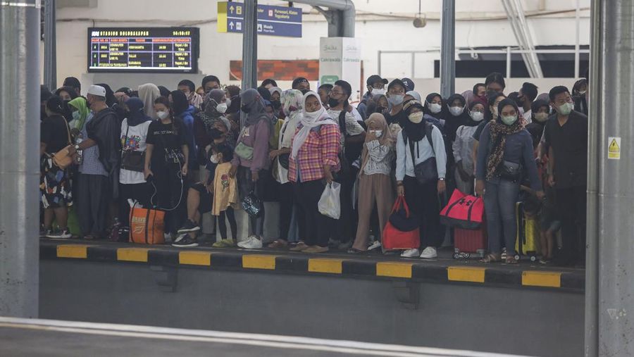 SOLO, INDONESIA - APRIL 24 : People are seen at Balapan Train Station after the Muslim Eid al-Fitr holiday in Solo, Central Java, Indonesia on 24, 2023. Millions of people back to big cities from their hometown after celebrate Eid-al-Fitr with families and marking the end of the holy month of Ramadan. (Photo by Agoes Rudianto/Anadolu Agency via Getty Images)