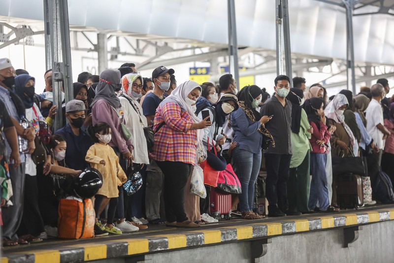 SOLO, INDONESIA - APRIL 24 : People are seen at Balapan Train Station after the Muslim Eid al-Fitr holiday in Solo, Central Java, Indonesia on 24, 2023. Millions of people back to big cities from their hometown after celebrate Eid-al-Fitr with families and marking the end of the holy month of Ramadan. (Photo by Agoes Rudianto/Anadolu Agency via Getty Images)