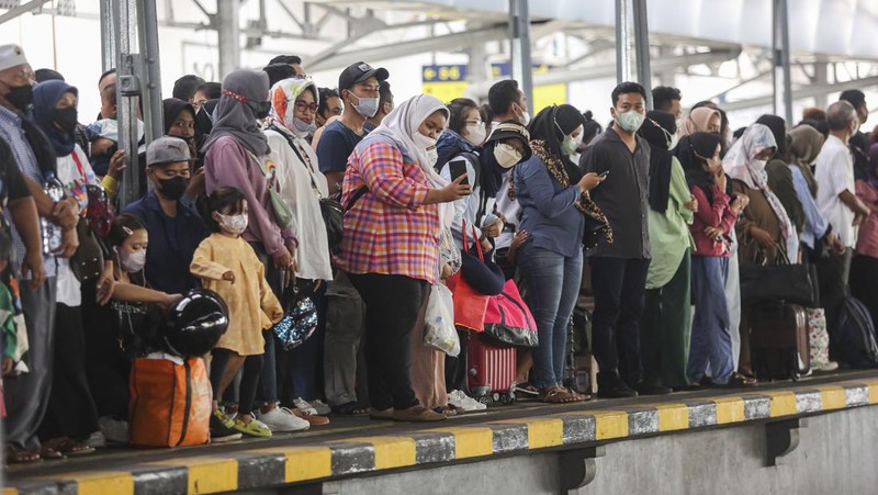 SOLO, INDONESIA - APRIL 24 : People are seen at Balapan Train Station after the Muslim Eid al-Fitr holiday in Solo, Central Java, Indonesia on 24, 2023. Millions of people back to big cities from their hometown after celebrate Eid-al-Fitr with families and marking the end of the holy month of Ramadan. (Photo by Agoes Rudianto/Anadolu Agency via Getty Images)