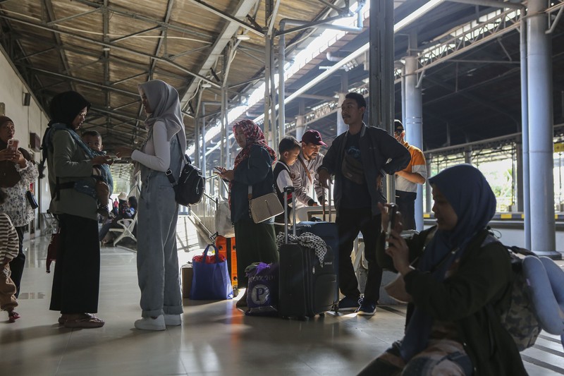 SOLO, INDONESIA - APRIL 24 : People are seen at Balapan Train Station after the Muslim Eid al-Fitr holiday in Solo, Central Java, Indonesia on 24, 2023. Millions of people back to big cities from their hometown after celebrate Eid-al-Fitr with families and marking the end of the holy month of Ramadan. (Photo by Agoes Rudianto/Anadolu Agency via Getty Images)
