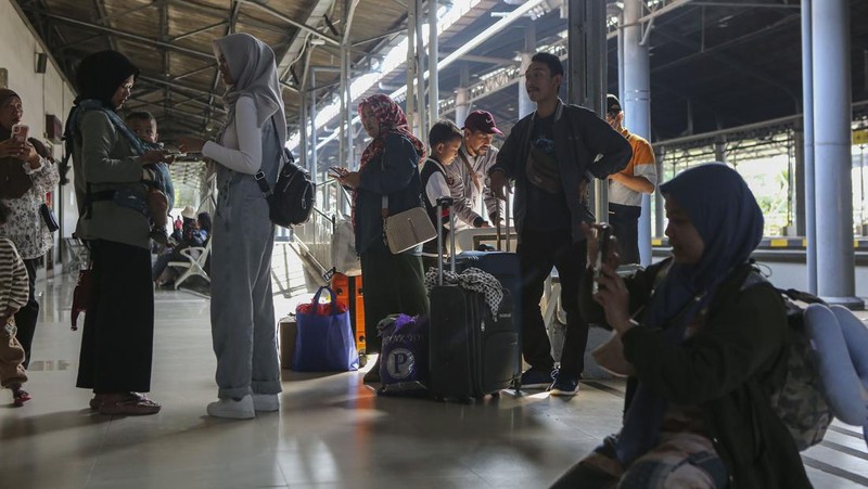 SOLO, INDONESIA - APRIL 24 : People are seen at Balapan Train Station after the Muslim Eid al-Fitr holiday in Solo, Central Java, Indonesia on 24, 2023. Millions of people back to big cities from their hometown after celebrate Eid-al-Fitr with families and marking the end of the holy month of Ramadan. (Photo by Agoes Rudianto/Anadolu Agency via Getty Images)